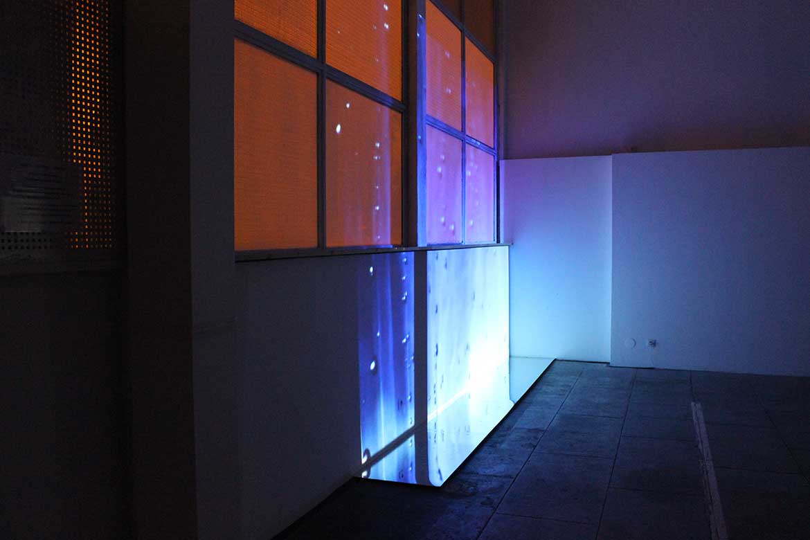 EXTRAIT(s) DE CIEL, résidence artistique à la TEC Voiron (38), Eau sur portes