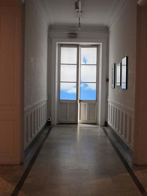 BLUX, artiste plasticien, projections vidéo/installations visuelles et sonores (Journées européennes du patrimoine 2014) au Musée Géo Charles – Porte intérieure