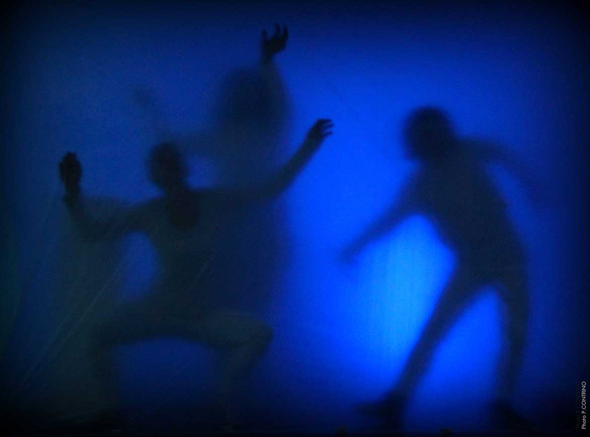 BLUX, artiste plasticien, Résidence à La TEC, Installation in-situ, 2015 – danseurs dans l'espace nuages à l'état gazeux