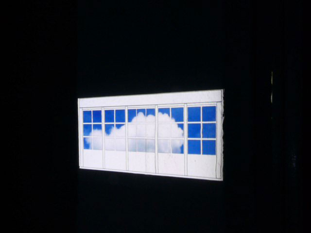 BLUX, artiste plasticien, installation lumière à la TEC, nuage porte fond noir